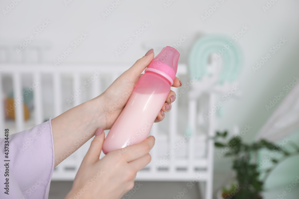带着婴儿奶瓶的女人，特写镜头
