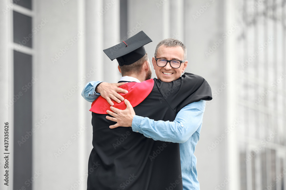 毕业那天，快乐的年轻人和他的父亲在一起