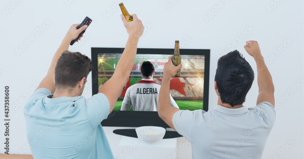 两名男性朋友在电视上观看白底足球比赛的场景