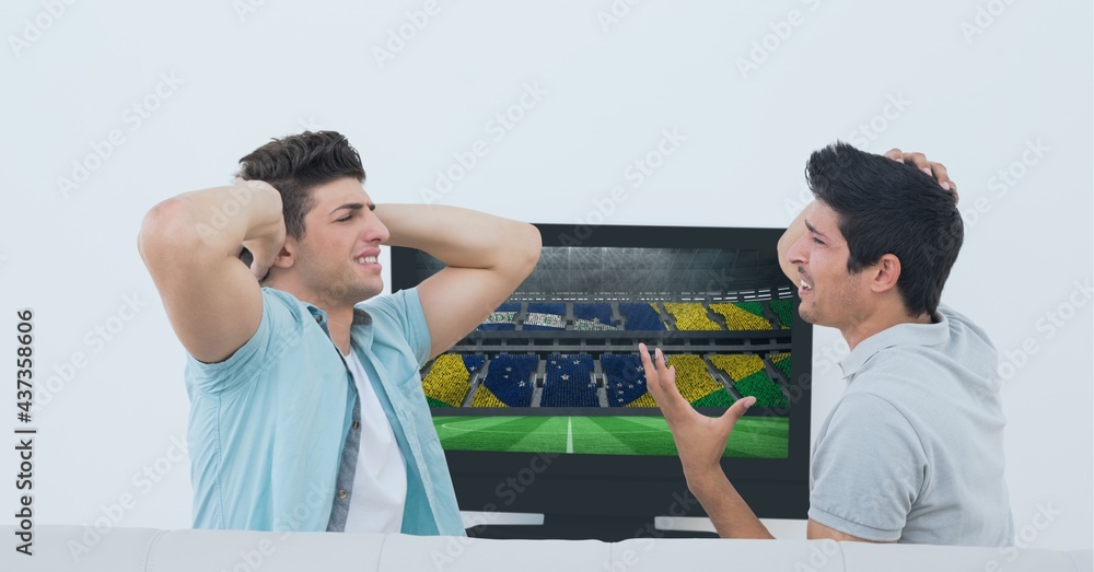 两个白人男性朋友在电视上观看足球比赛的场景