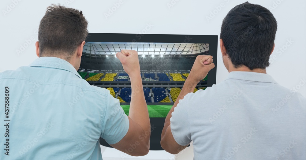 两名男性朋友在白底电视上观看足球比赛的照片