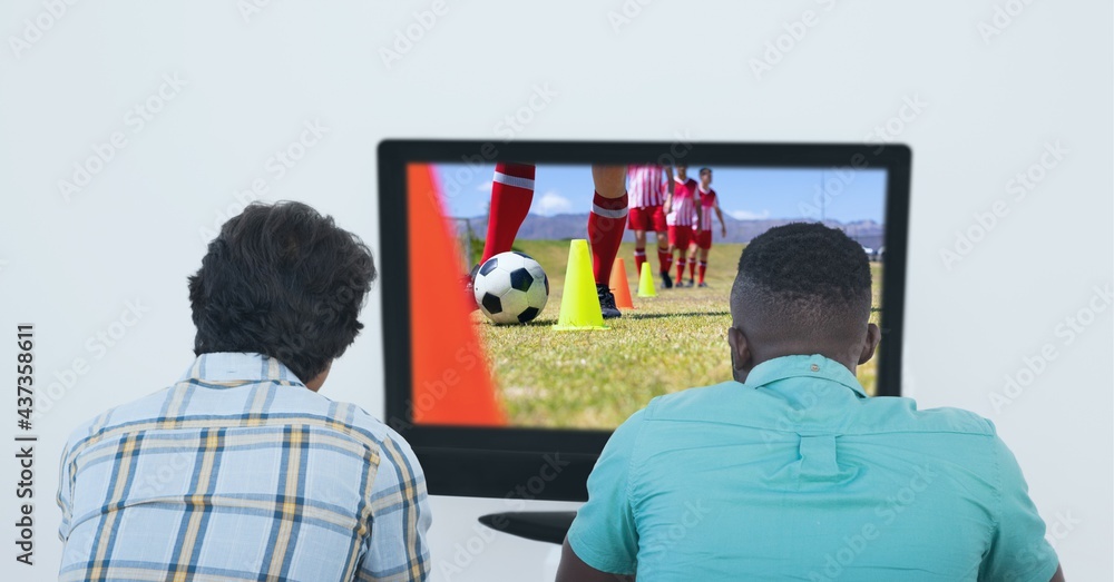 在电视上观看足球比赛的不同男性朋友的混合