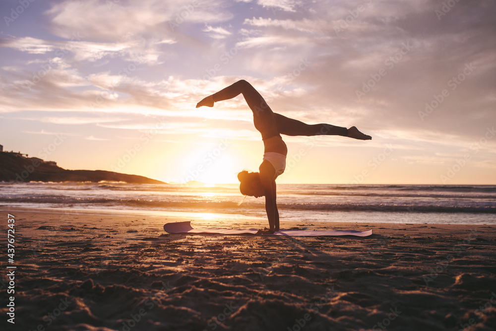 健身女性在日落时练习瑜伽