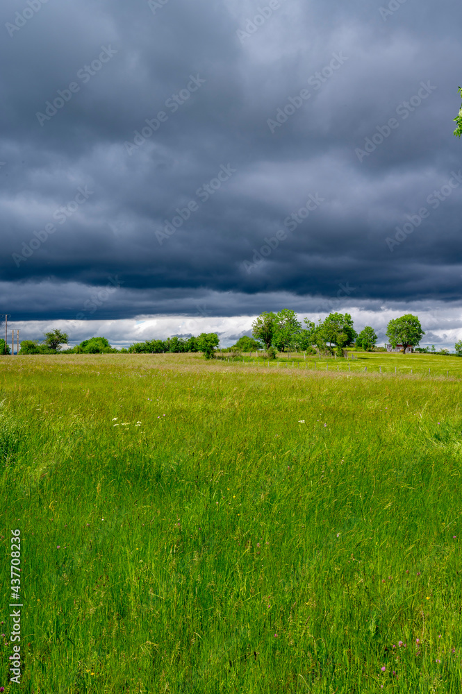 Paysage dAuvergne en Haute-Loire en France au printemps avec un ciel menaçant
