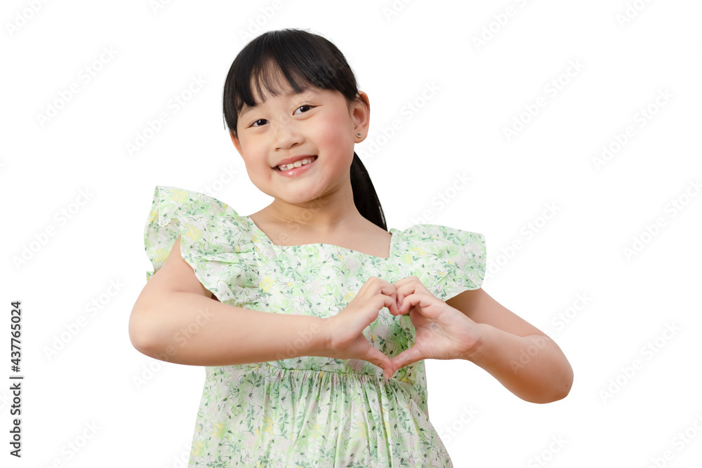 快乐的亚洲小女孩微笑着用她的手在白色背景下做一颗心，He