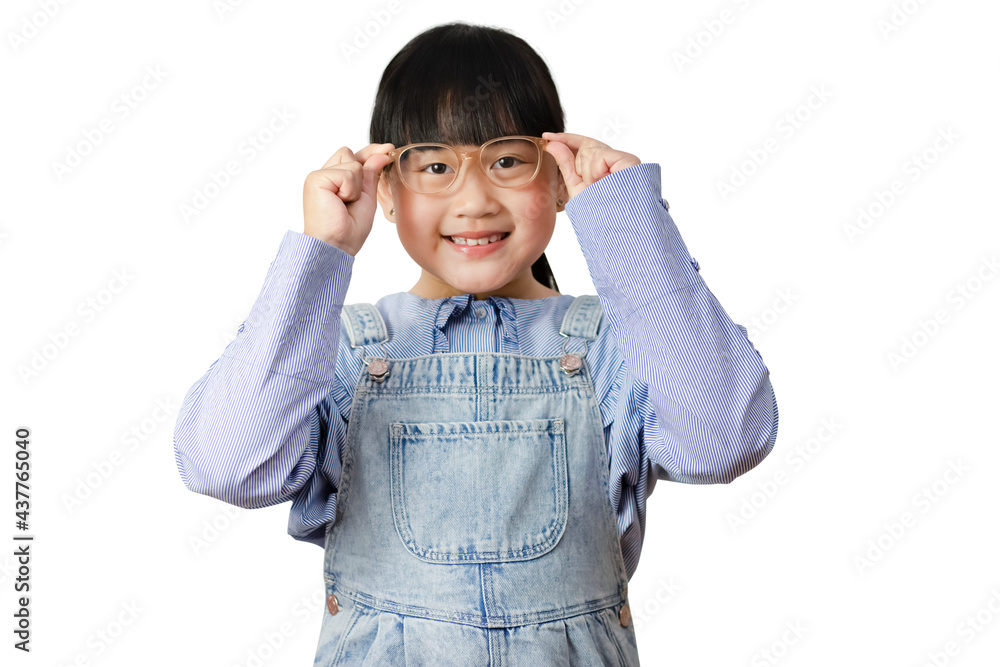 快乐的亚洲小女孩戴着眼镜，在白色背景下微笑着，玩得很开心，复制sp