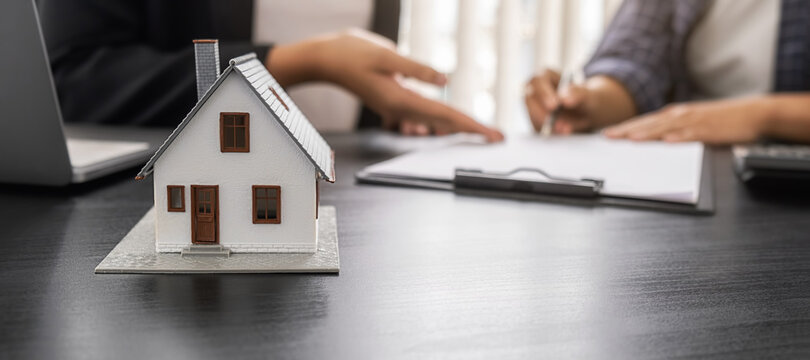 房屋模型与代理人和客户讨论合同购买，获得保险或贷款房地产