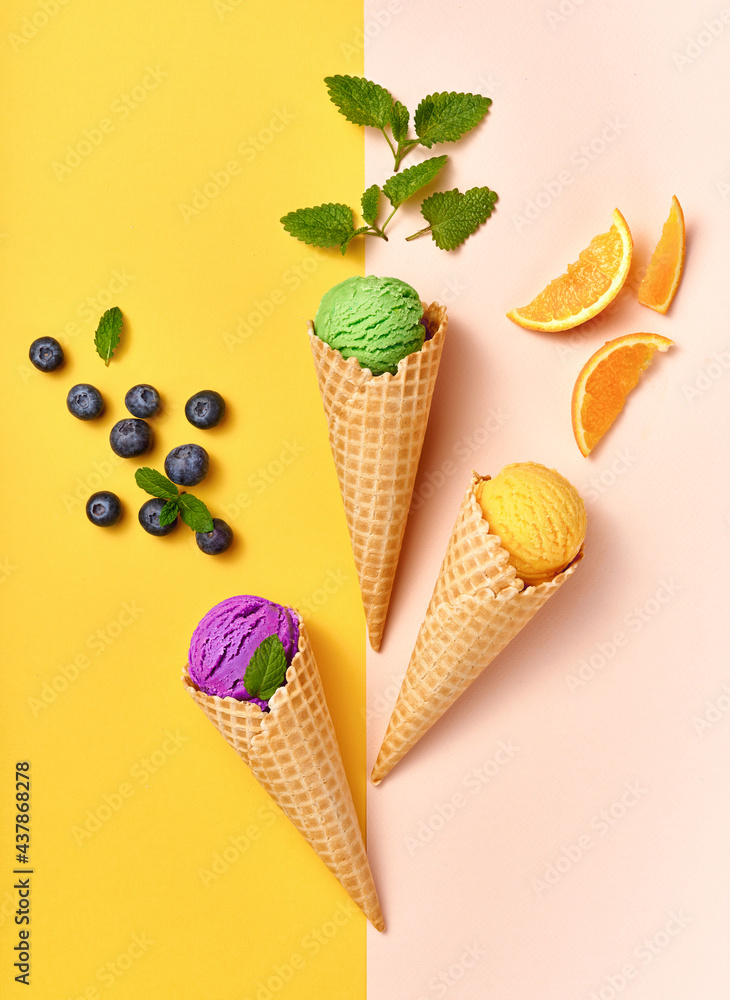 白底锥形冰淇淋。不同口味的彩色冰淇淋。