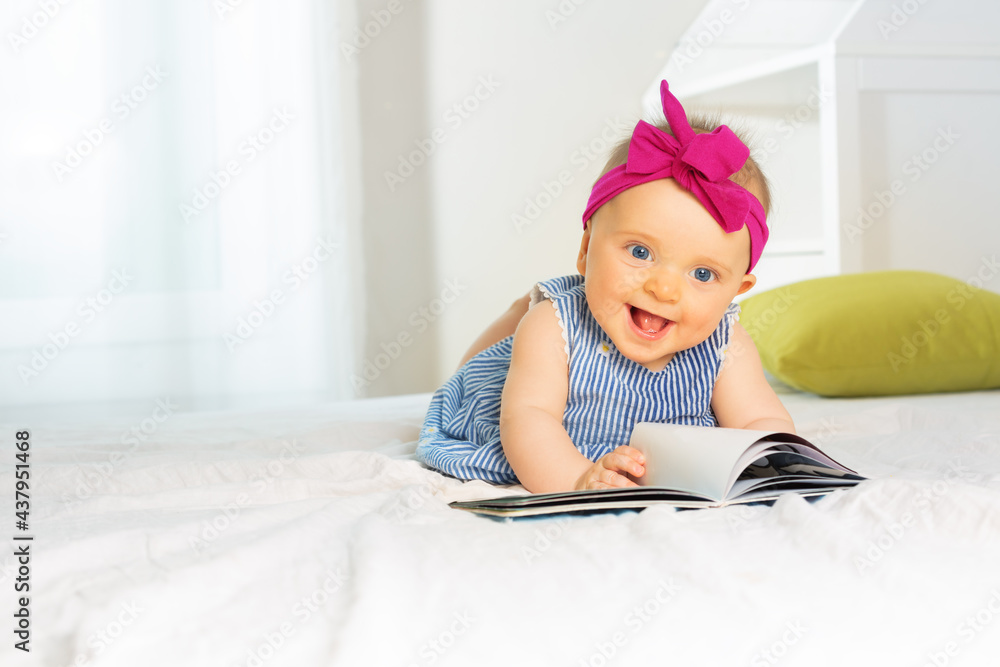 小女婴的画像透过书本