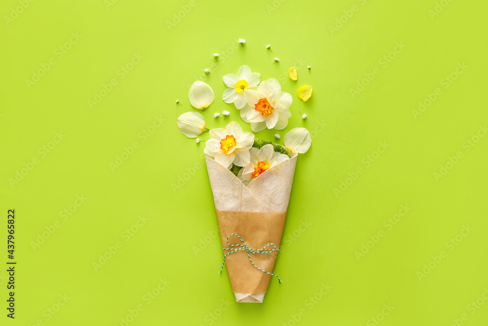 彩色背景上有玉米饼和花朵的创意构图