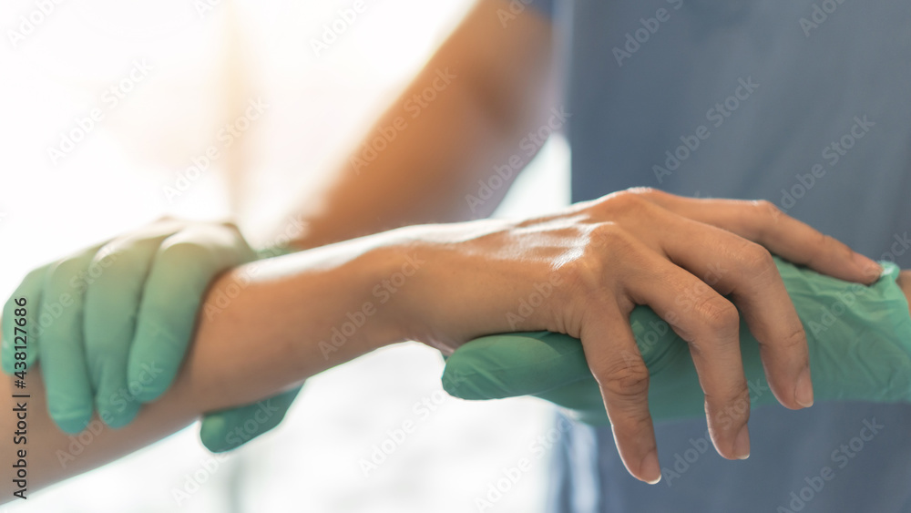 外科医生、外科医生在专业急诊室握着病人的手以保持健康