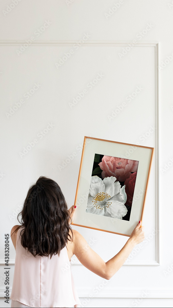 策展人将花卉艺术框架挂在墙上手机壁纸