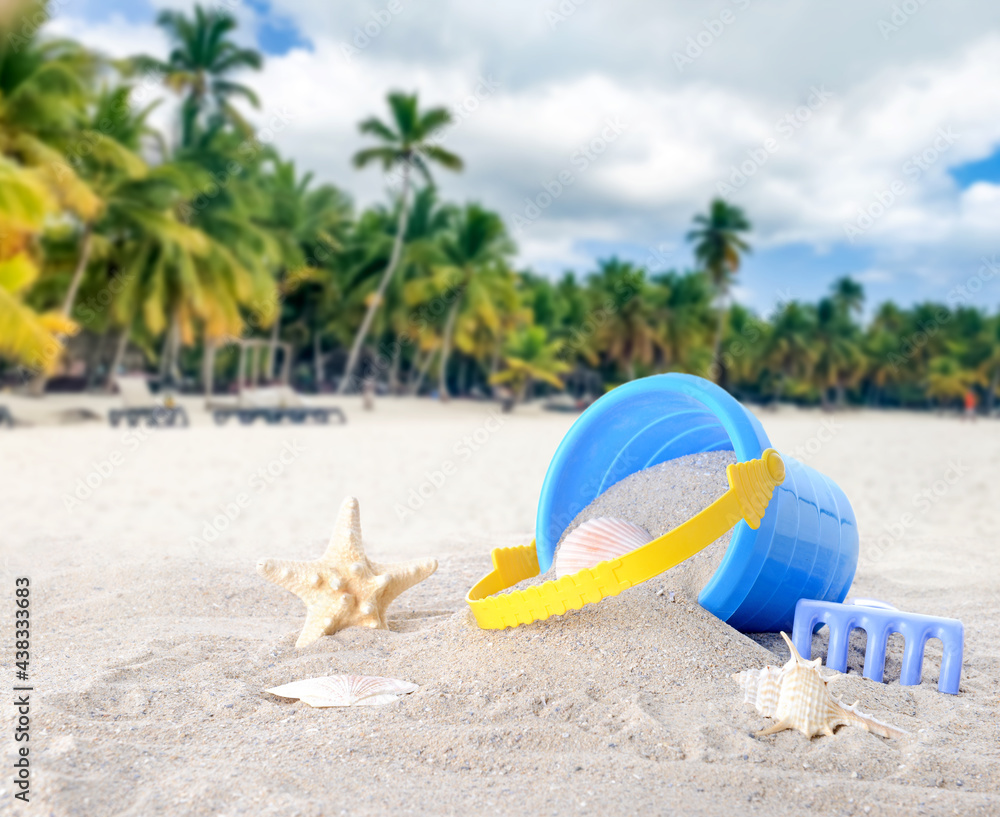 热带度假胜地沙滩上儿童海滩玩具