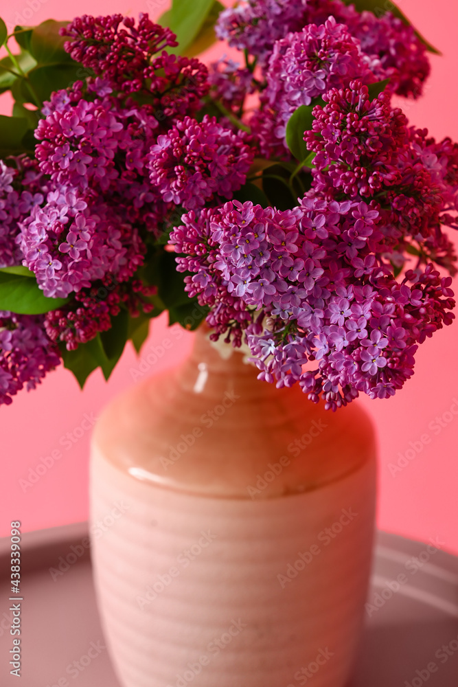 彩色墙附近桌子上的淡紫色花瓶