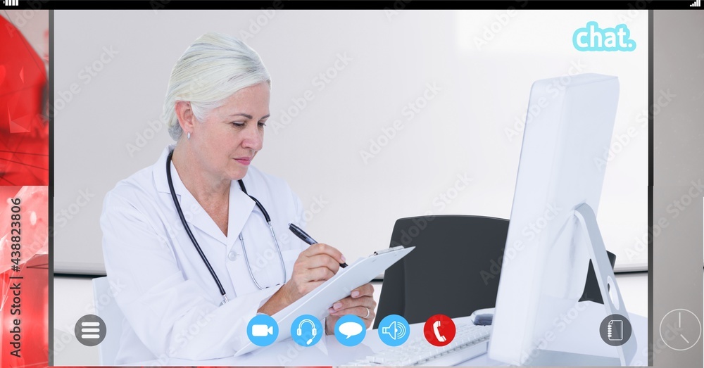 女医生在视频通话界面屏幕上做笔记的构成
