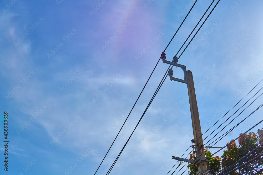 每条电线杆上的电线杆。为社区和家庭提供能源。互联网Ca