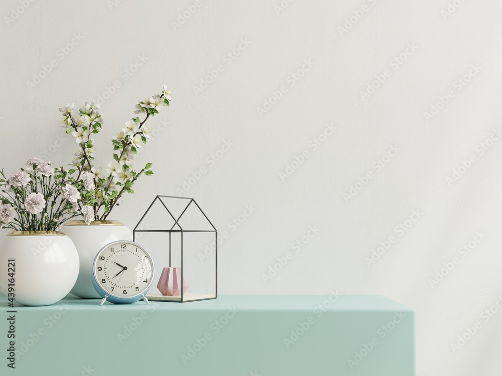 带装饰植物的实体白墙和橱柜上的装饰物品。