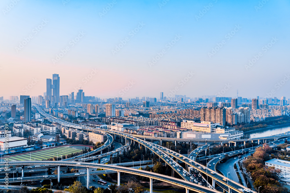 中国江苏省南京市赛洪桥和城市天际线风光
