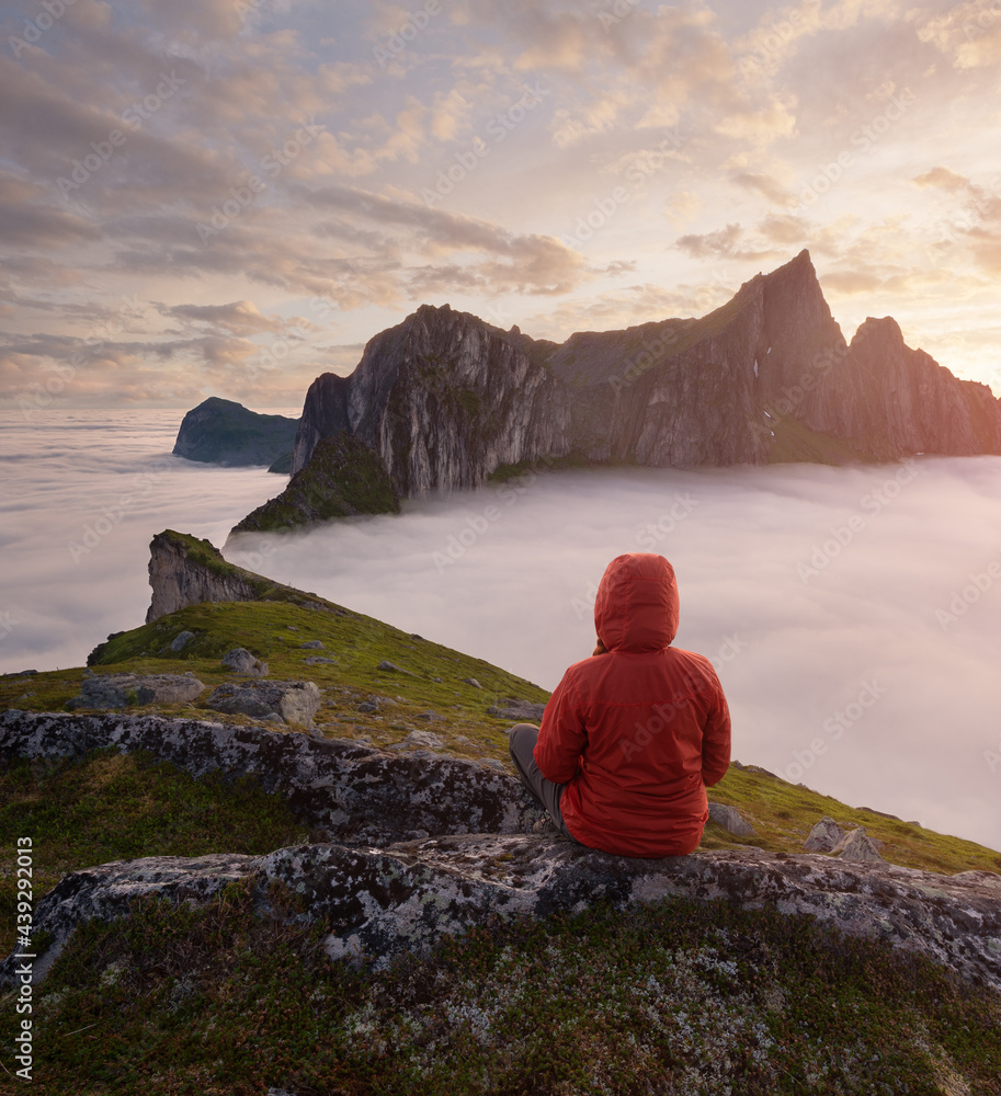一名游客在挪威森贾的赫斯滕山欣赏风景。在挪威徒步旅行，积极生活