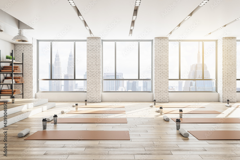 现代混凝土瑜伽馆内部配有设备、日光和木地板。健康生活