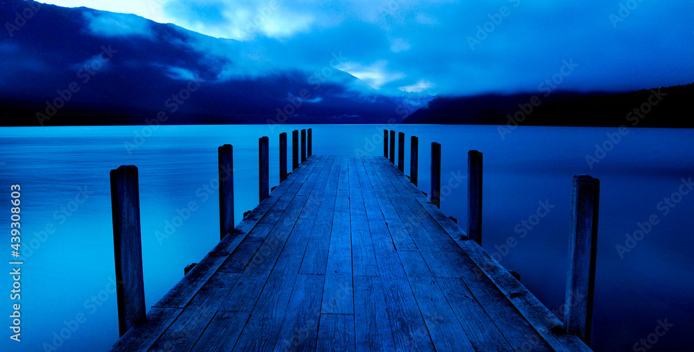 新西兰南岛纳尔逊湖带码头的宁静湖。