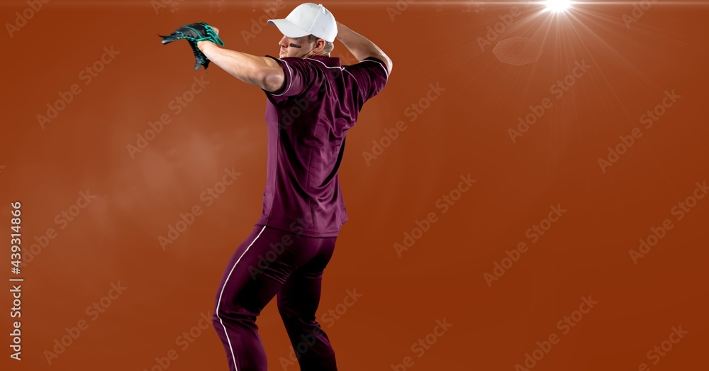 高加索男子棒球投手在橙色背景的光点上投球