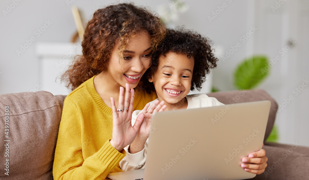 快乐的非裔美国人家庭母子在花时间的时候用笔记本电脑与家人进行视频通话