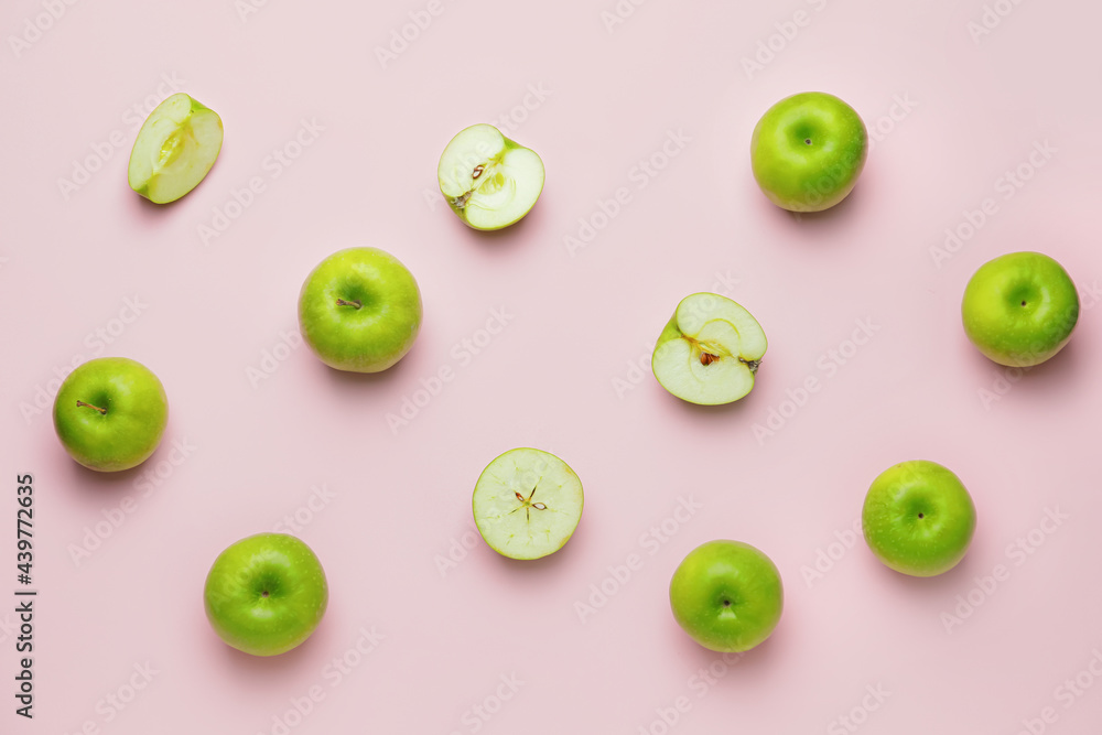 新鲜的绿苹果，颜色背景上有小块
