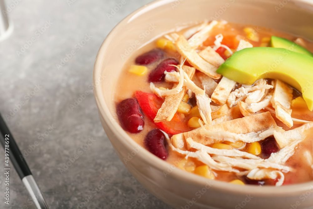 桌上有一碗美味的墨西哥鸡肉汤，特写