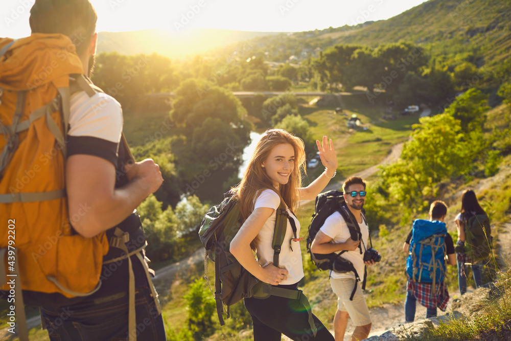一群快乐的背包客在阳光明媚的日子里徒步旅行。年轻游客旅行并享受活跃的相扑