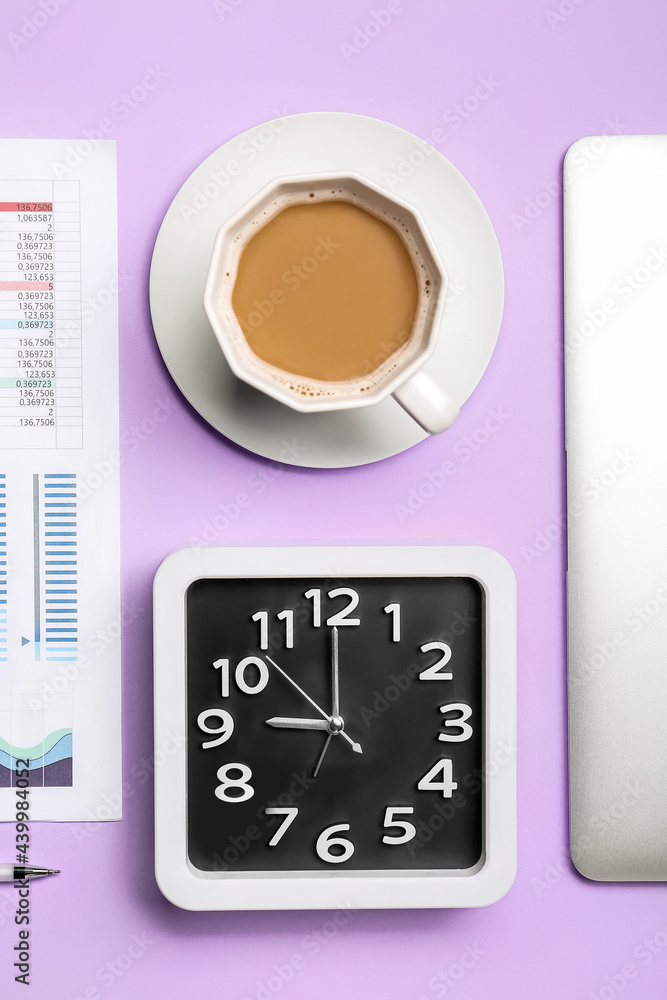 以时尚的时钟和一杯咖啡为背景的构图