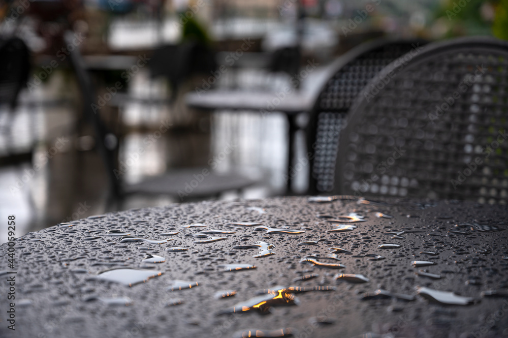 街头咖啡桌被雨水淋湿