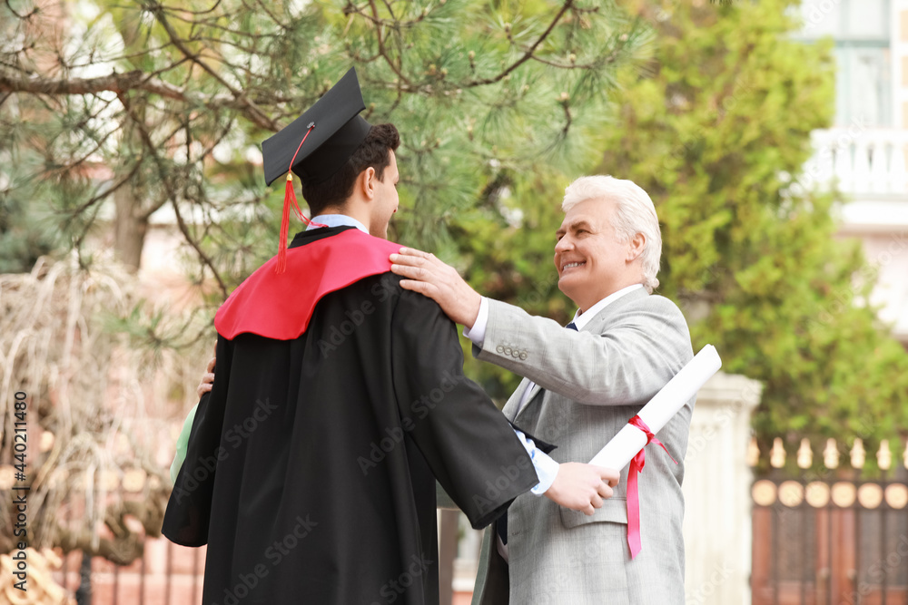 毕业那天和父亲在一起的快乐年轻人