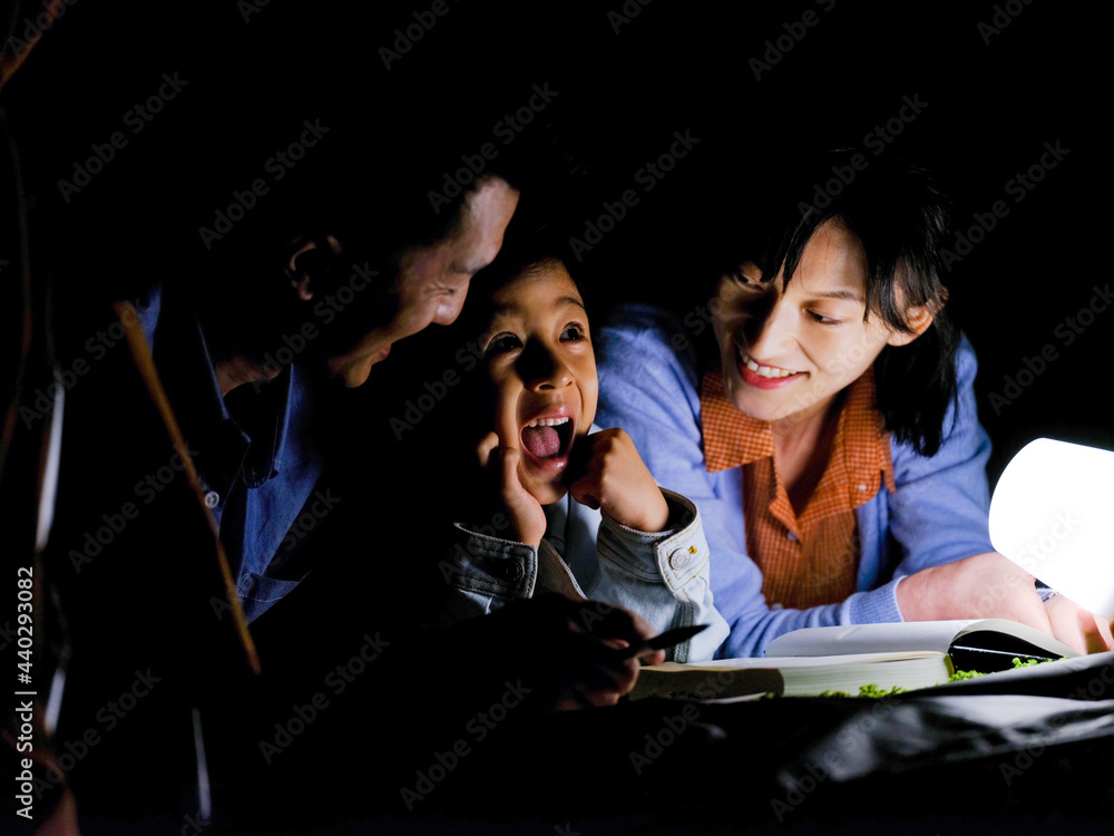 一个幸福的三口之家，晚上读书做笔记