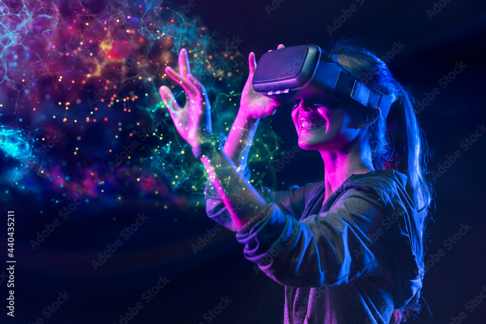 人们用VR草玩虚拟现实游戏。未来的数字技术和3D虚拟现实