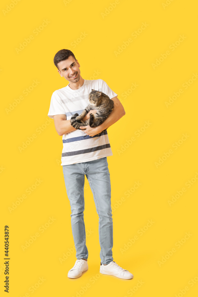 年轻人与可爱的猫在彩色背景