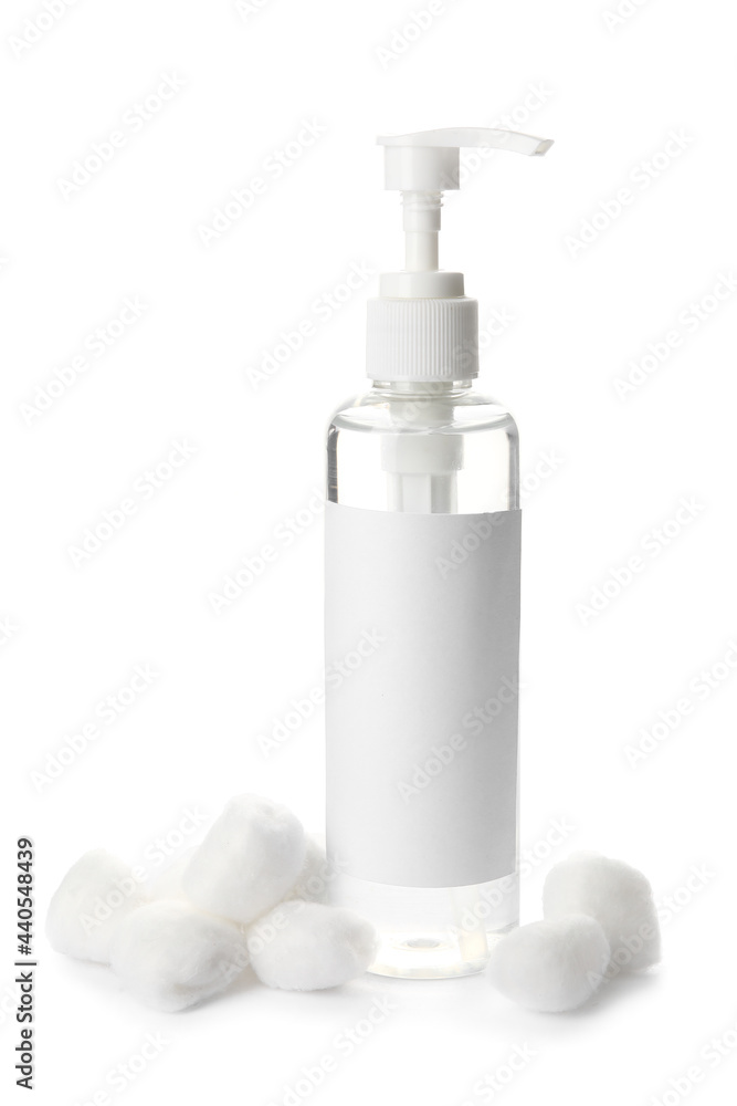 白色背景的柔软棉絮和化妆品瓶
