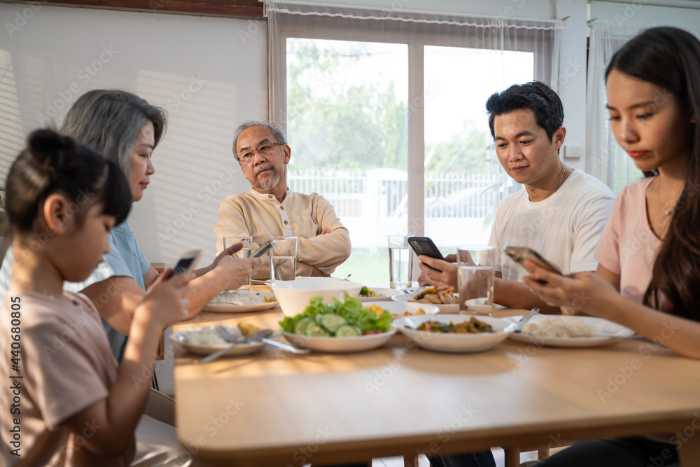 亚洲老人因家庭电话成瘾而感到无聊和不快乐