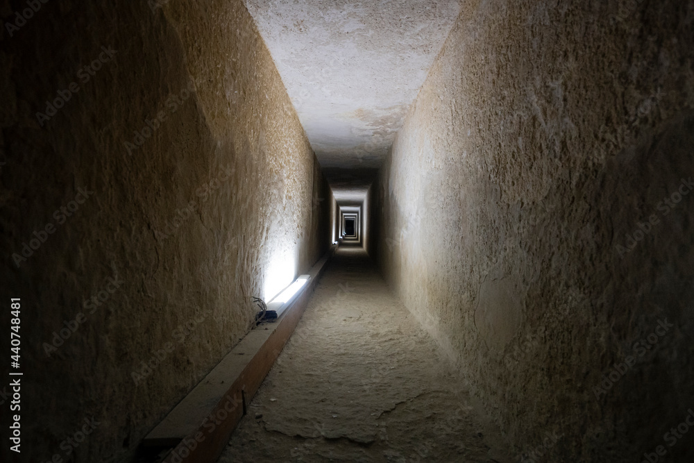 通往古埃及金字塔的隧道入口。吉萨金字塔中的一条长通道。史前