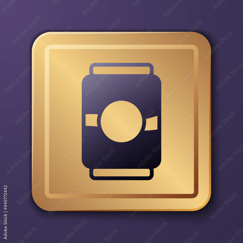 紫色啤酒罐图标隔离在紫色背景上。金色方形按钮。矢量