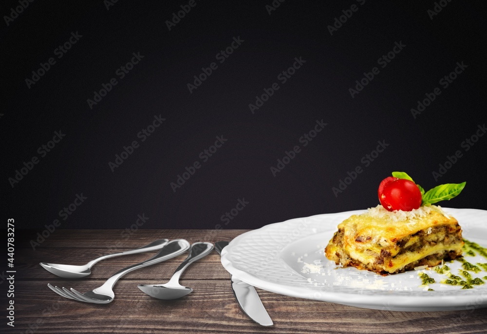 美味的热千层面，配番茄酱和奶酪，与番茄一起放在盘子里