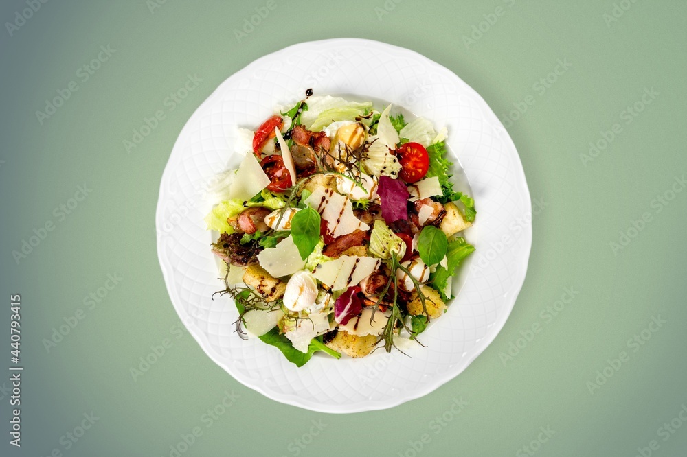 经典美味沙拉配新鲜蔬菜、奶酪。健康食品。