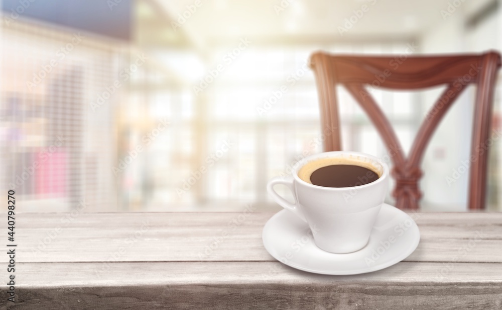 木制桌子上的一杯白色陶瓷热黑咖啡，咖啡馆概念。