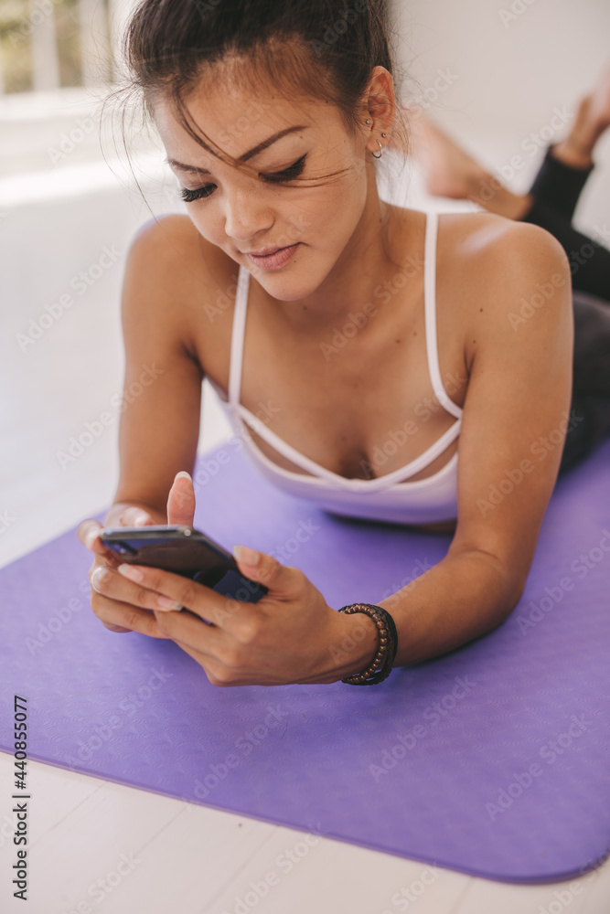 女人用手机锻炼后放松
