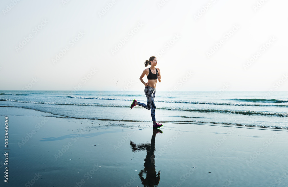 一个女人在海滩上跑步