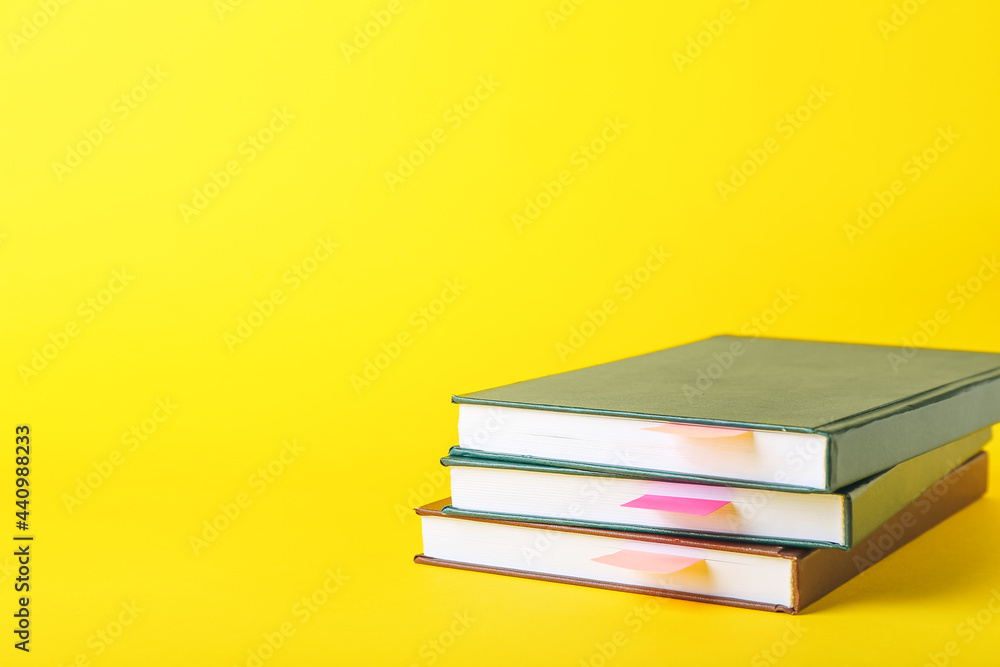 彩色背景带书签的书籍
