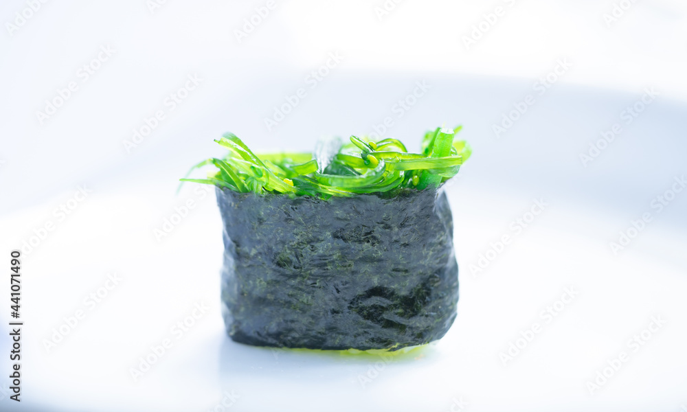 碗里的日本海藻沙拉。日本餐馆里美味的新鲜海藻沙拉。Japanese fo