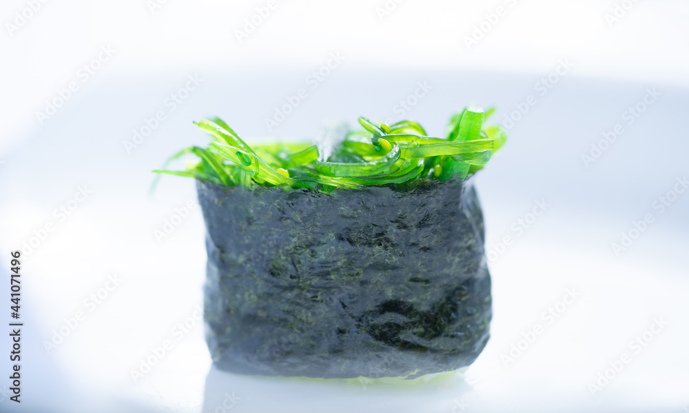 碗里的日本海藻沙拉。日本餐馆里美味的新鲜海藻沙拉。Japanese fo