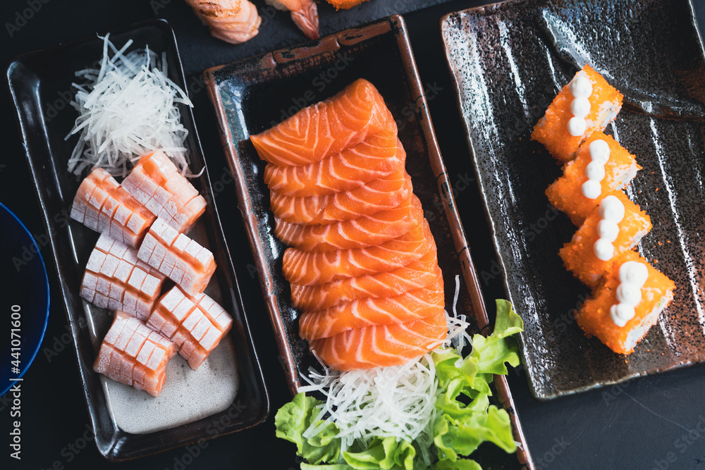 带肚子三文鱼刺身，日本自助餐厅。黑板三文鱼切片上的新鲜三文鱼鱼片