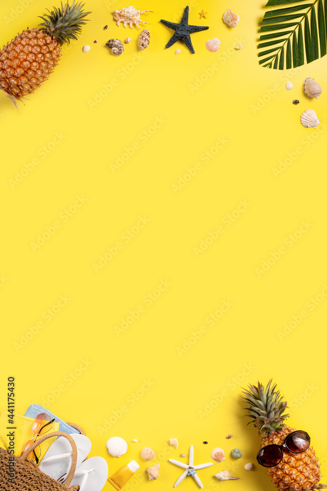 夏季水果背景设计理念。黄色背景上有贝壳、菠萝和棕榈叶的海滩